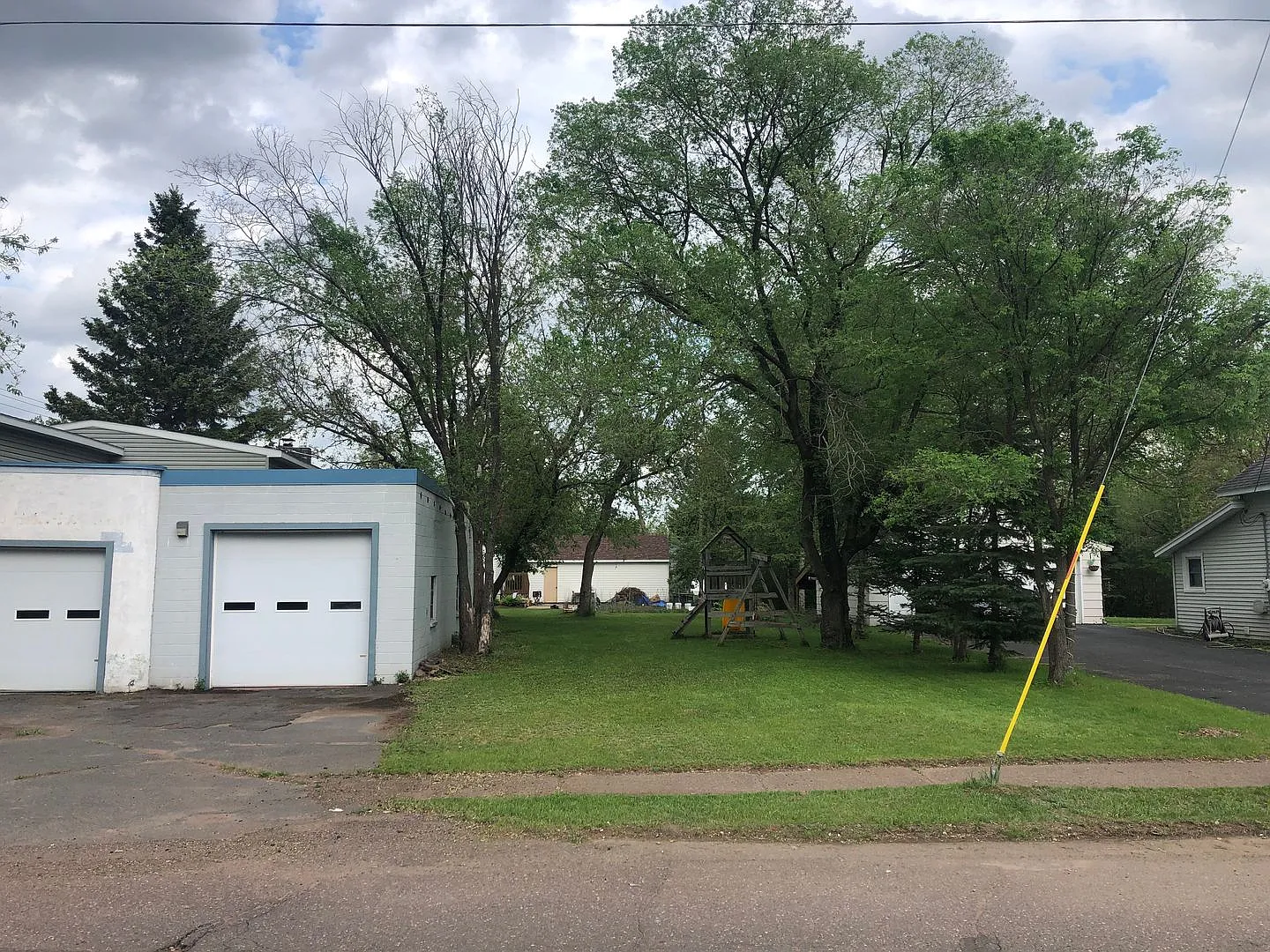 Charming 3-Bedroom Cloquet Home with Spacious Lot, Garage & Prime Location Near Parks and Golf — Photo 4
