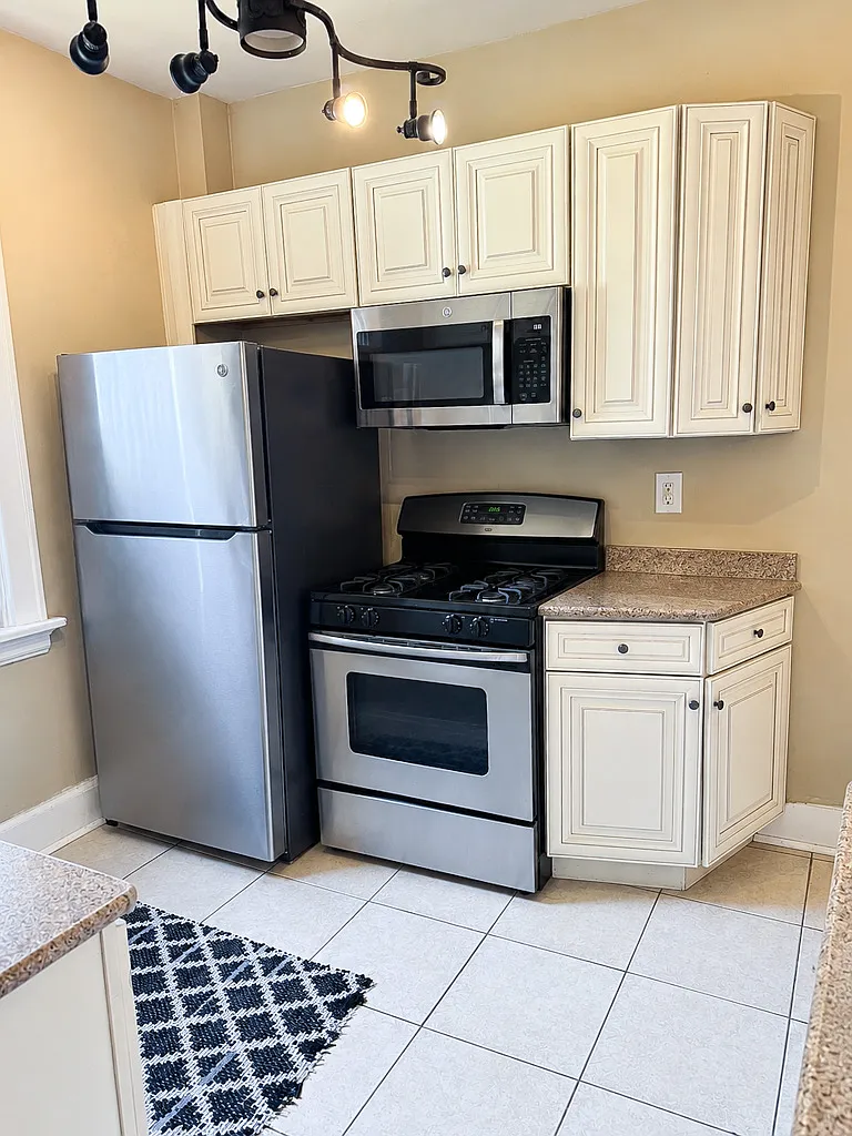 3 bed, 2000 sqft, $3,300 — Photo 3