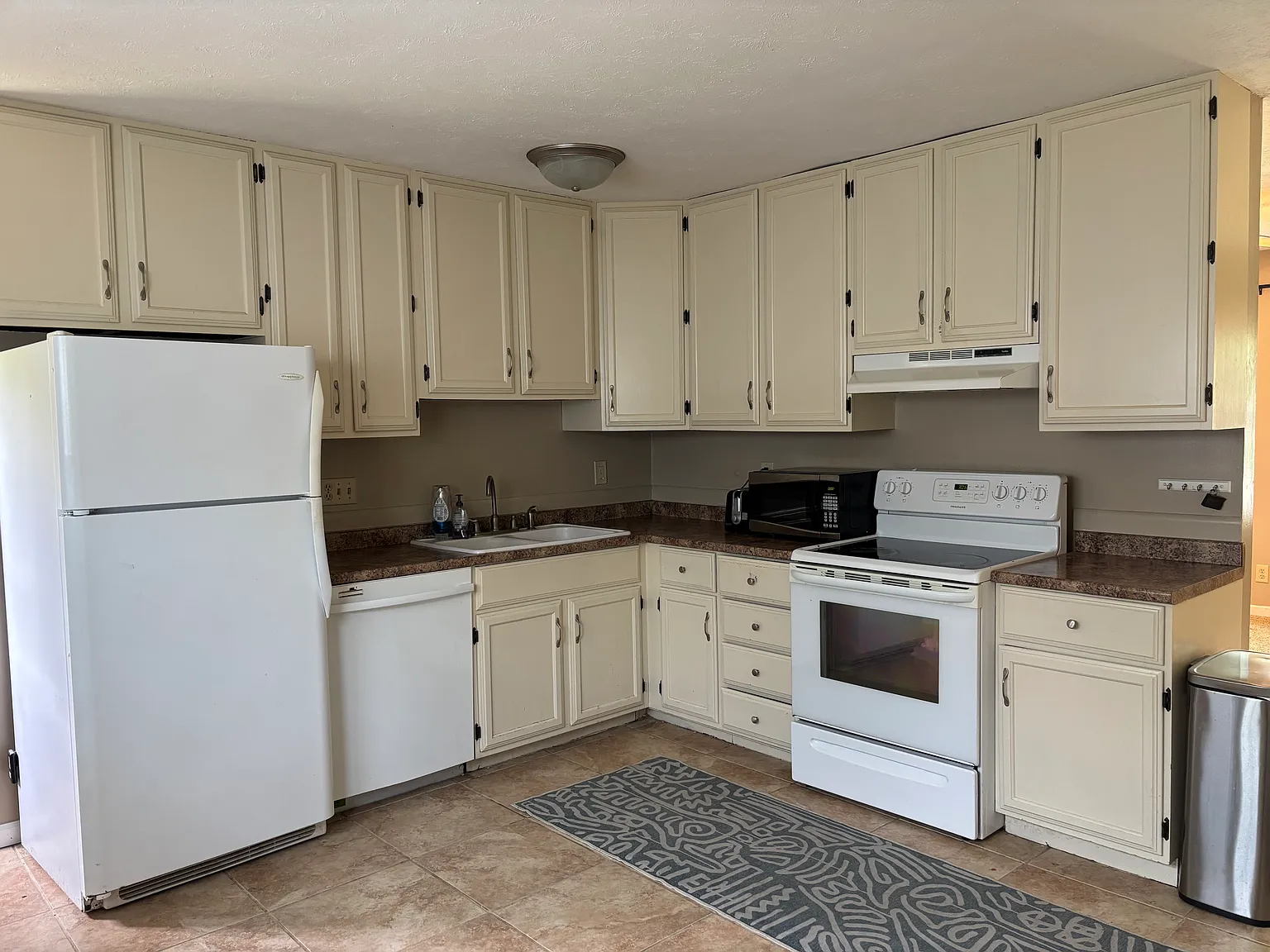 3 bed, 1.5 bath, 1002 sqft, $1,590 — Photo 3