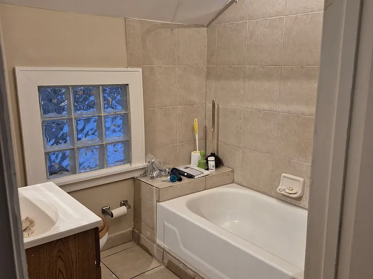 210 W Rundell St — Photo 8