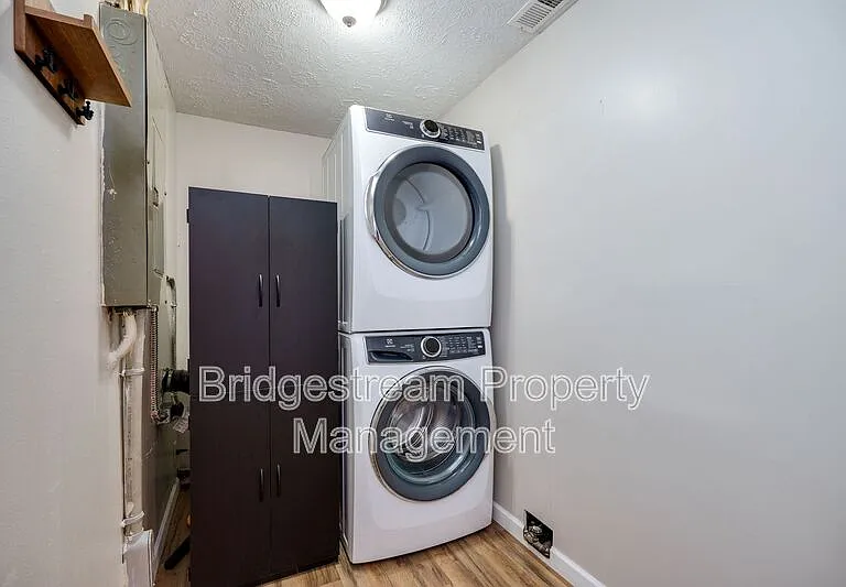 655 Eavey St — Photo 10
