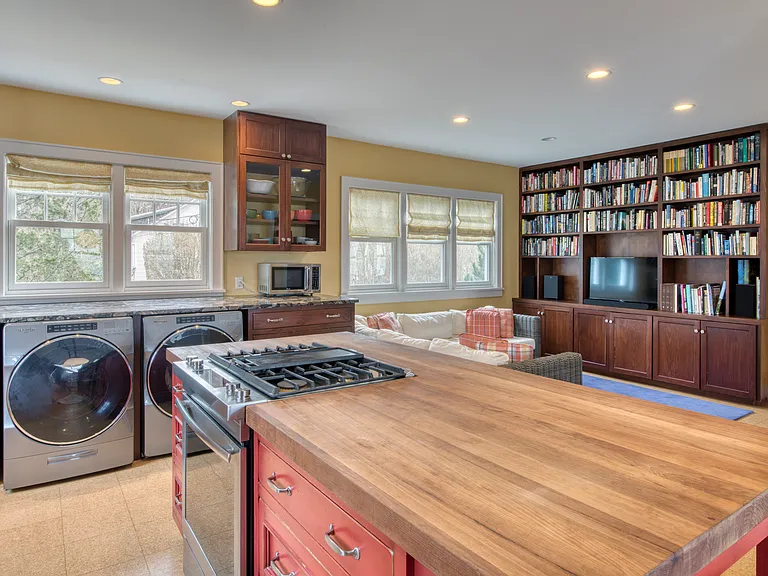 2100 Youngs Rd — Photo 5