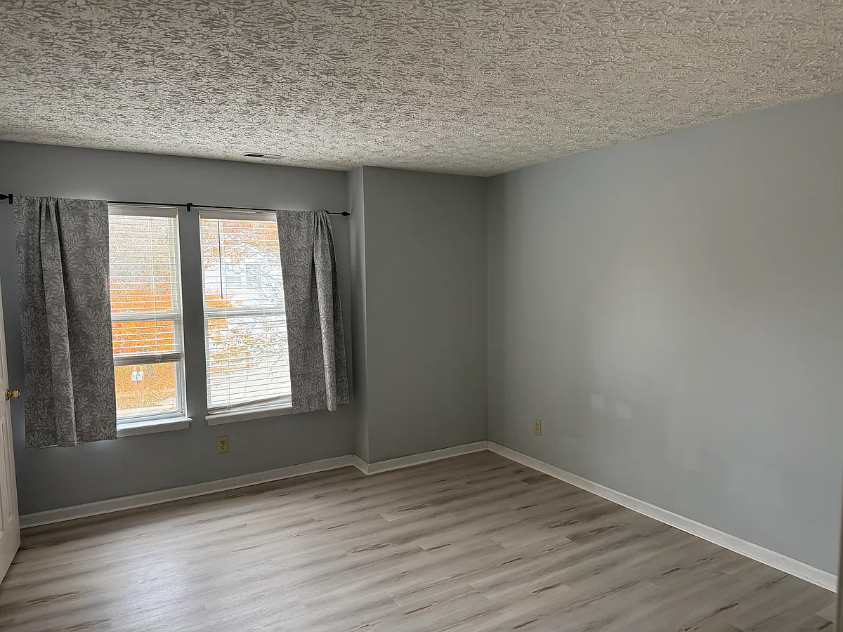 Building Photo - 4461 Connaught Dr W