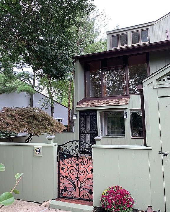 Entry way into townhouse 