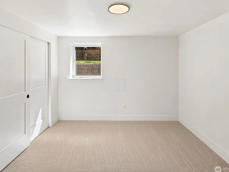 NE 104th St — Photo 11