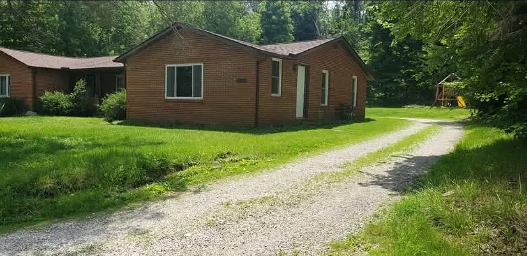 2150 Holmes Dr — Photo 2