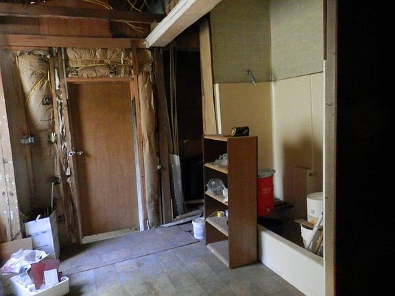 5th image of 405 E Willow St