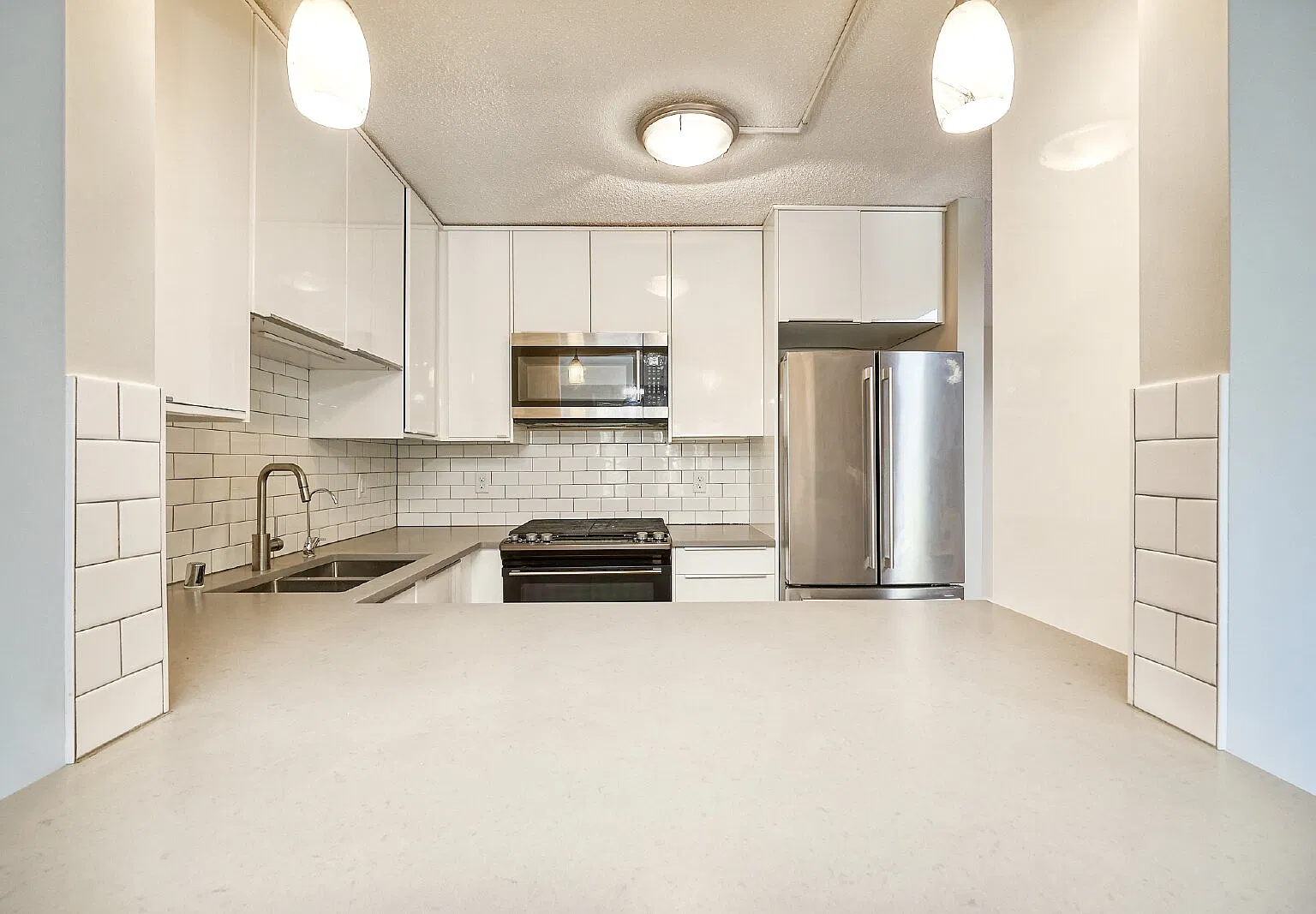 Spacious 3-Bedroom Townhouse with Modern Elegance and Cozy Fireplace at 3122 Dean Court! — Photo 2