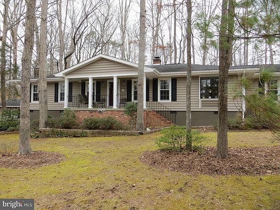 Sitting Pretty -Corner Location-Gem of an Opportun