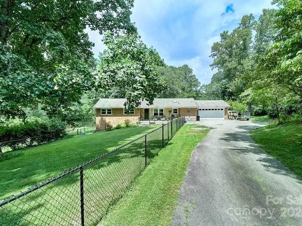 20 Country Rd, Hendersonville, NC 28791
