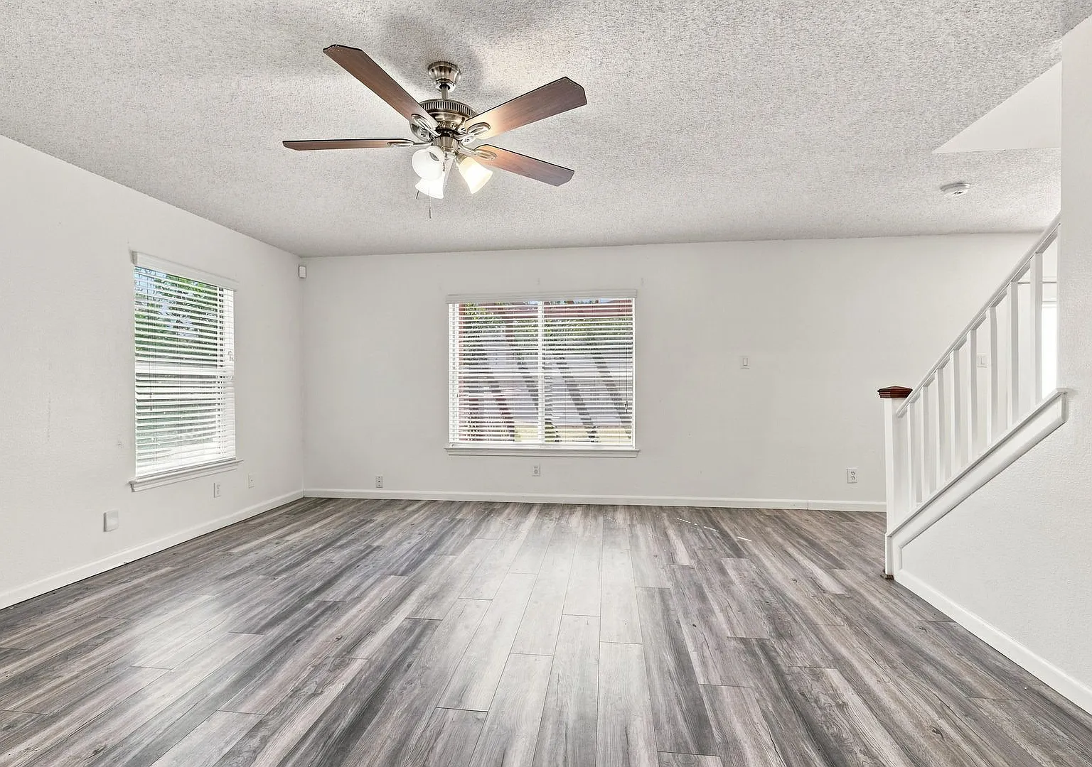 Spacious Home with Deck & Pergola in Convenient Location — Photo 4