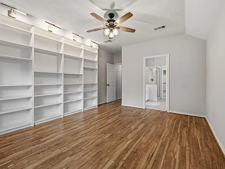 909 Katie Ln — Photo 22
