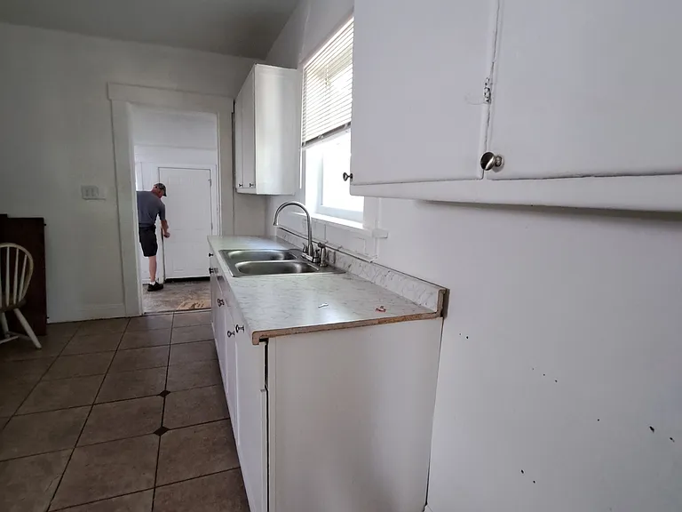 511 Parrot St — Photo 5
