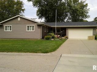 1618 Elmwood Ave, Bettendorf, IA 52722
