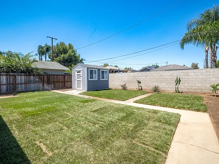 521 E Date St — Photo 38