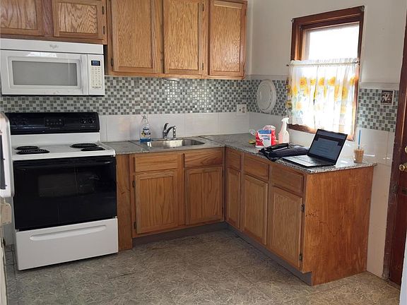 3rd image of 806 Marion Pl