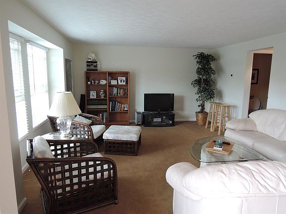 2nd image of 884 S Woodlyn Dr