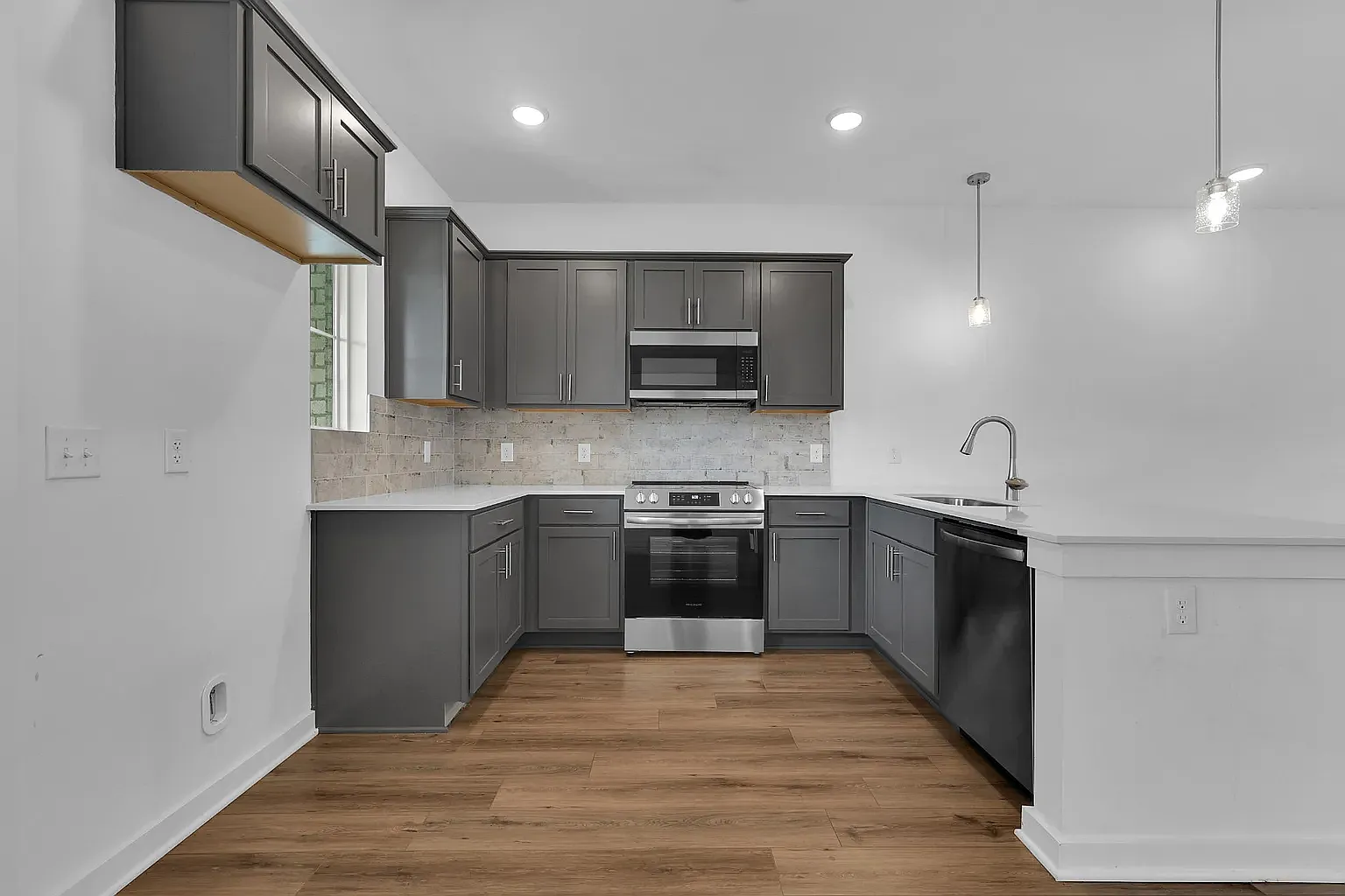 2 bed, 1350 sqft, $1,900 — Photo 2