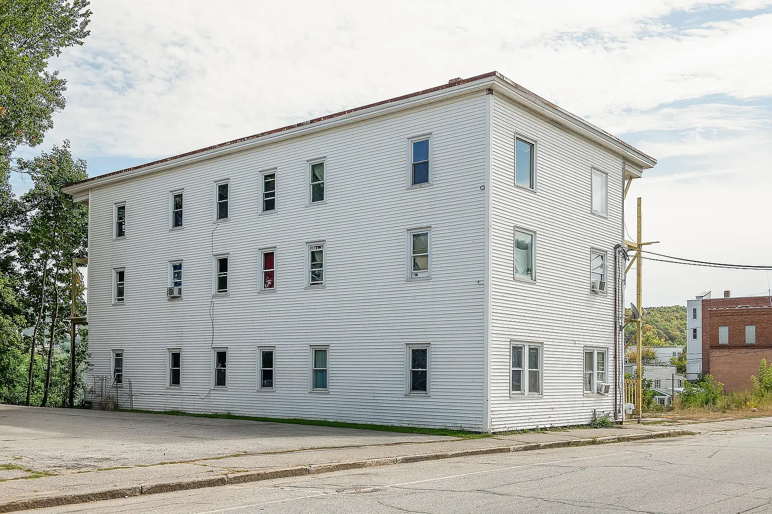 3 bed, $1,300 — Photo 2
