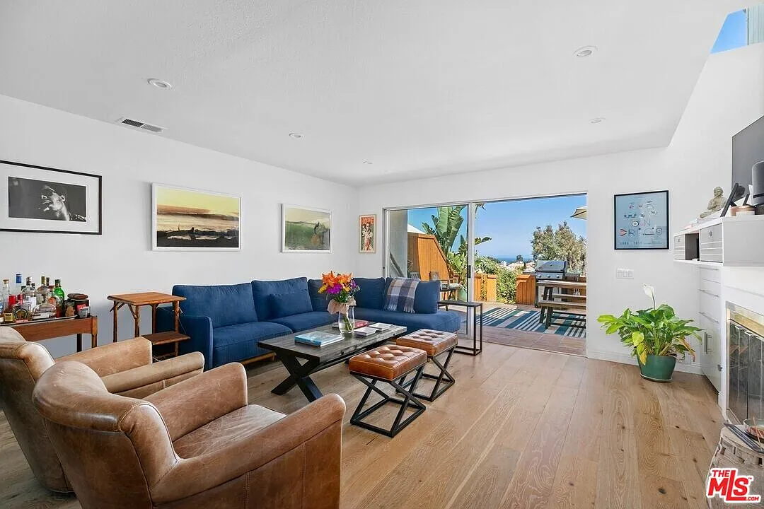 2 bed, 1.5 bath, 1007 sqft, $5,500 — Photo 2