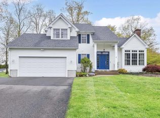 2 Hidden Pl, Southwick, MA 01077