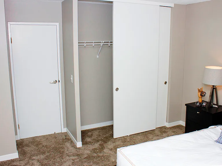 410 Apartments — Photo 10