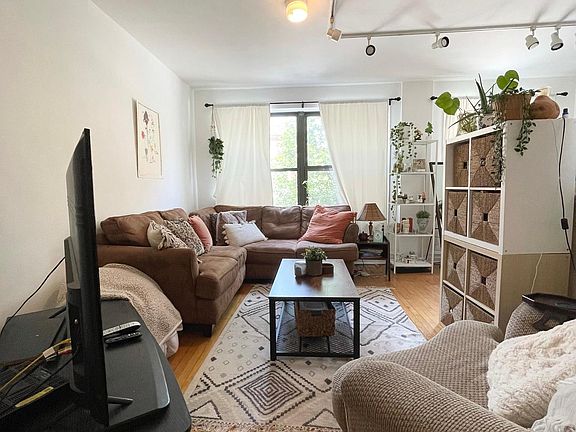 2nd image of 1933 N Damen Ave APT 2