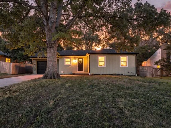 7907 Reinhardt Ln, Prairie Village, KS 66208