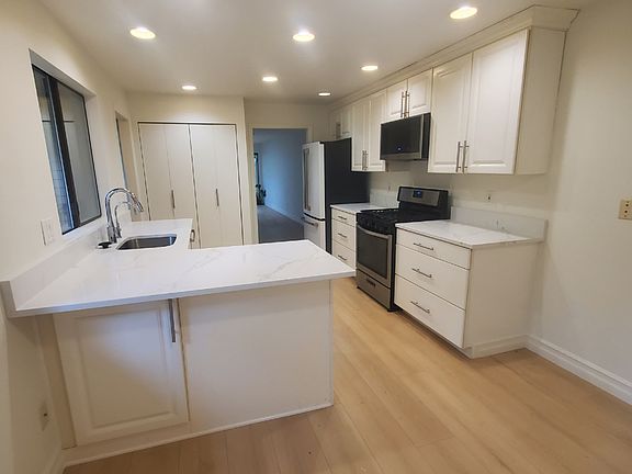 4th image of 2712 174th Ave NE #1