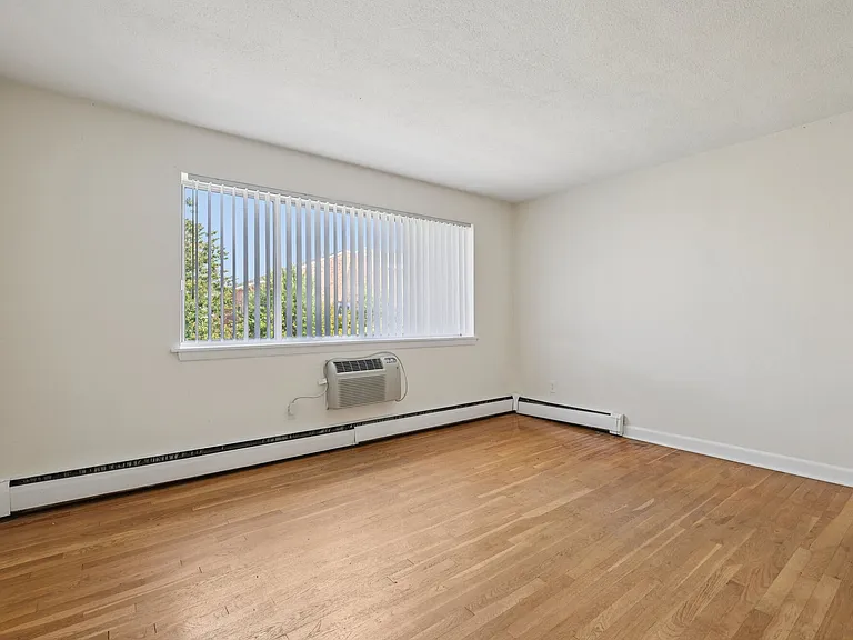 Gardner Street Apartments — Photo 17