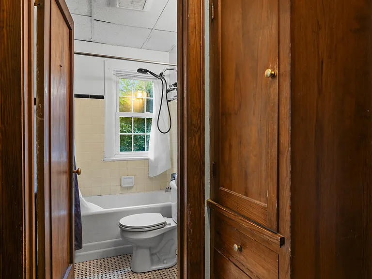 833 Midland St — Photo 11