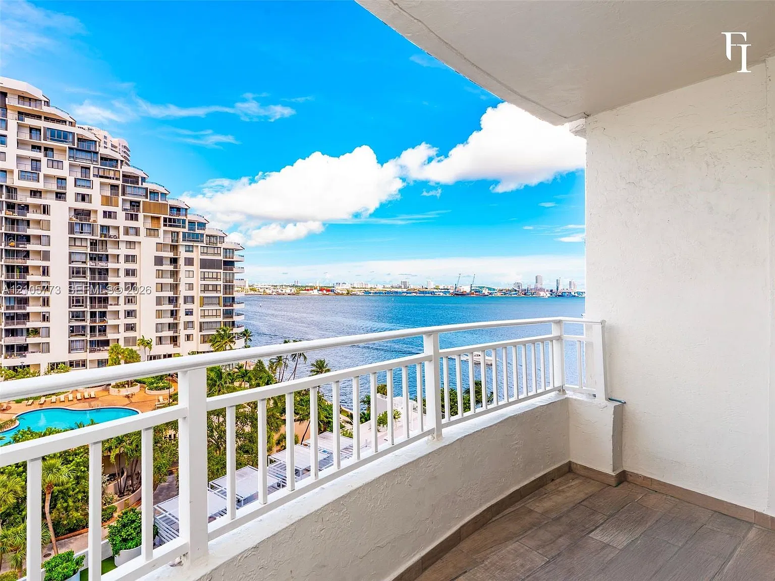 Isola Condo — Photo 1