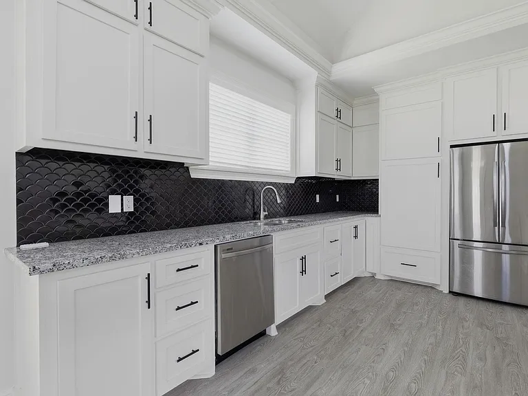 303 Lyles St — Photo 4