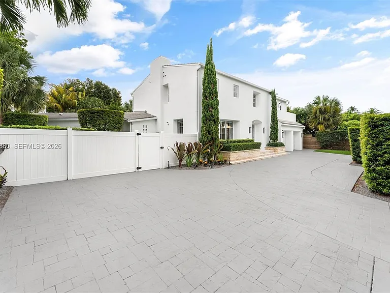 2887 Pine Tree Dr — Photo 38