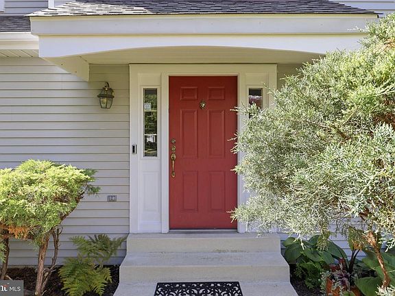 2nd image of 111 Blue Ribbon Dr