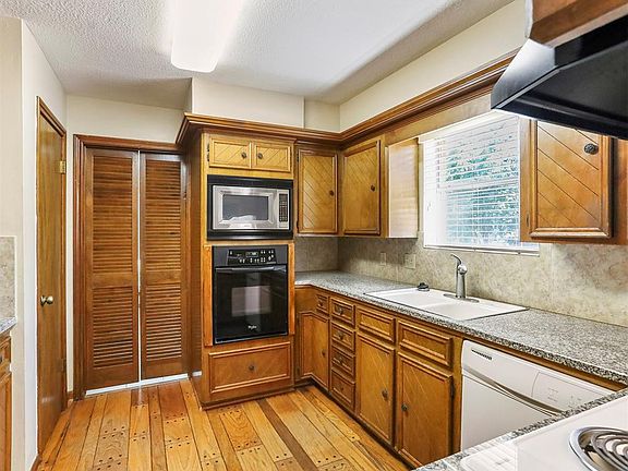 5th image of 15139 Carols Way Dr