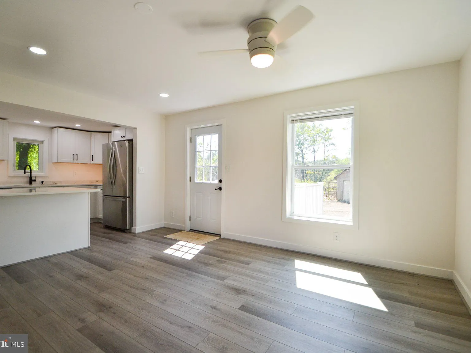 3 bed, 2.0 bath, 1424 sqft, $2,800 — Photo 4