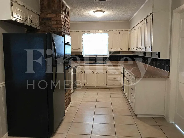 2710 Peachtree Ln — Photo 15
