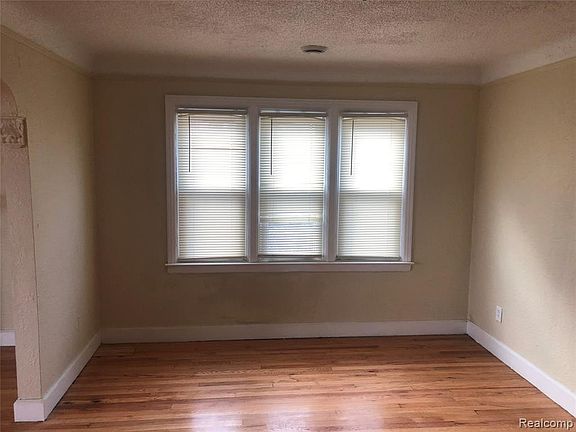 3rd image of 8213 Sorrento St