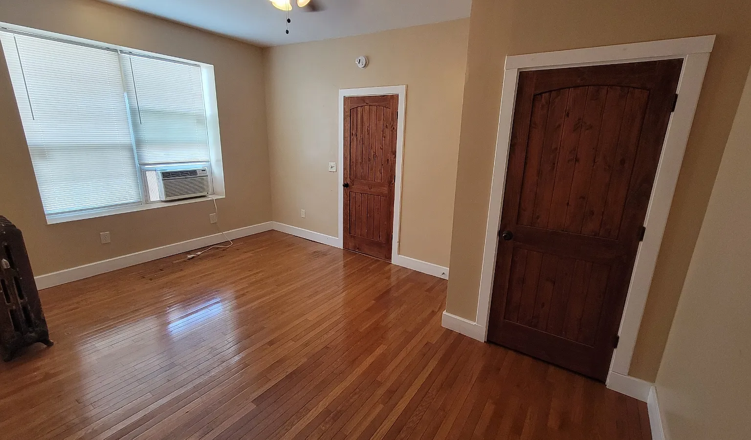 Colonial Apartments — Photo 2