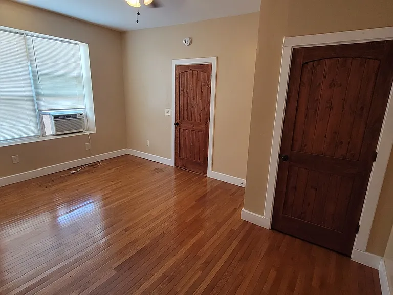 Colonial Apartments — Photo 2