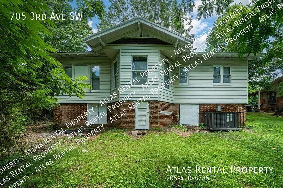 Stunning 4-Bedroom, 2-Bath Renovated Home — Photo 4