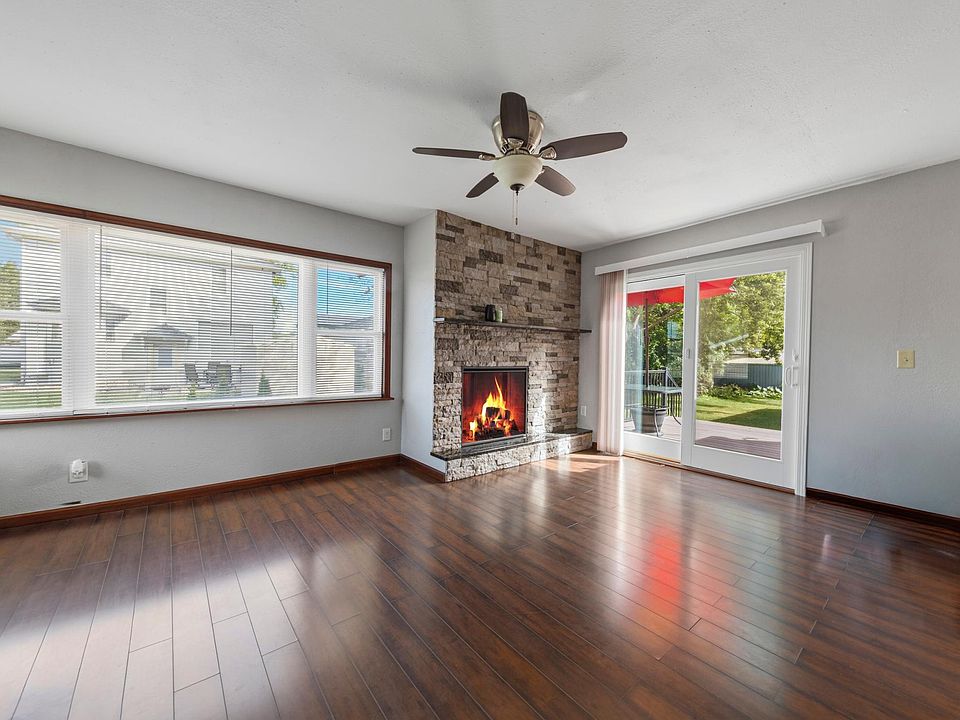 1st image of 805 9th Ave NE