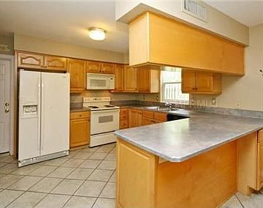 3rd image of 645 Selkirk Dr