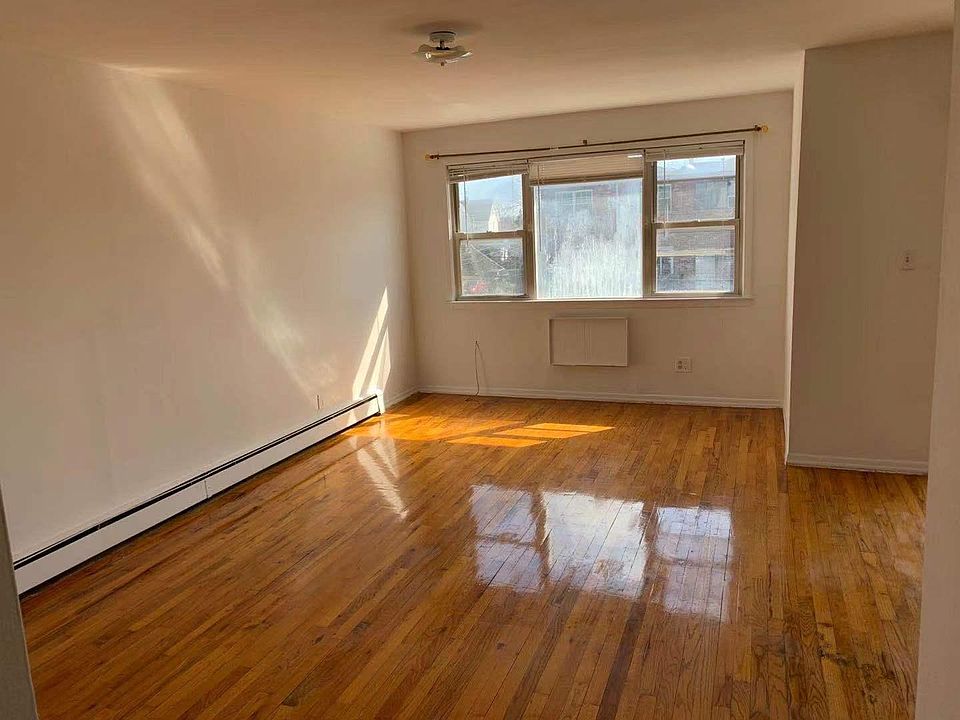 1st image of 15815 45th Ave Floor 3