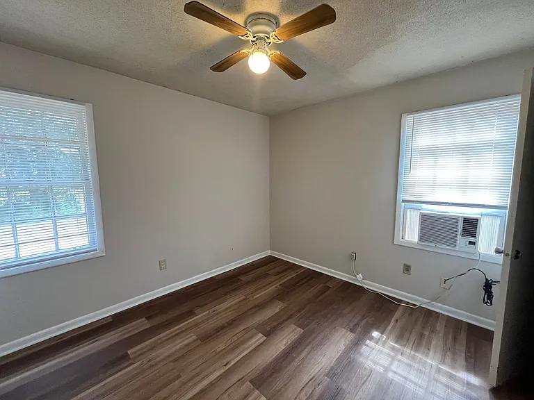 903 Jamestown Dr — Photo 5
