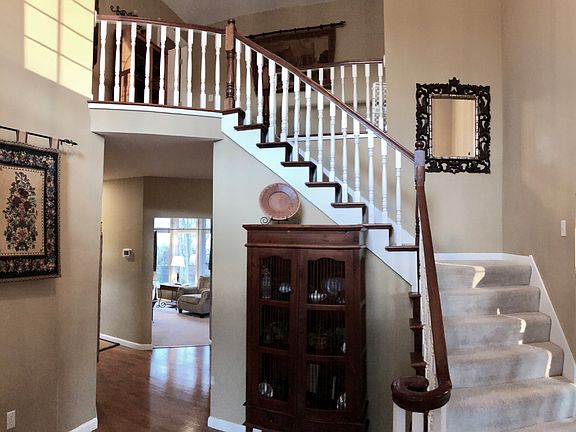 Foyer/staircase