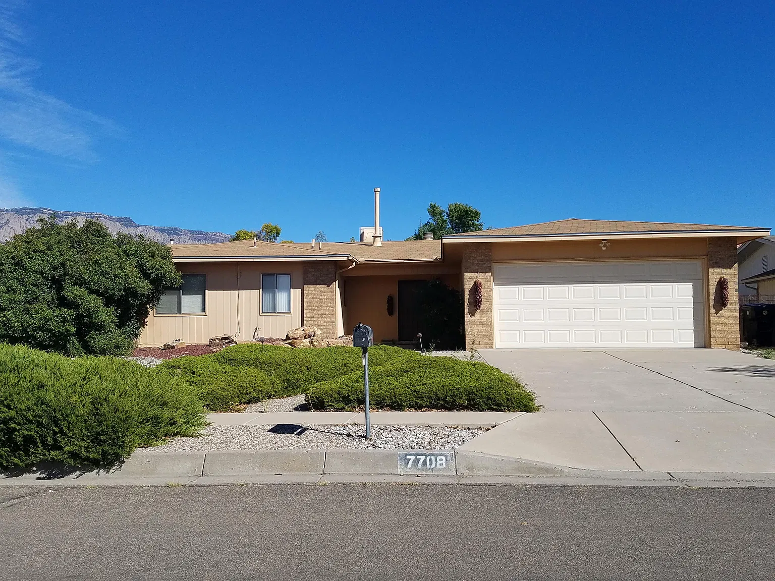 3 bed, 2.0 bath, 1430 sqft, $2,200 — Photo 1