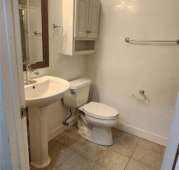 601 W 1st St — Photo 5
