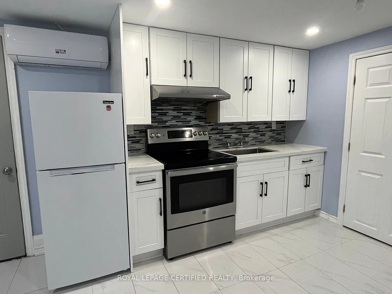 Studio, $899 — Photo 2